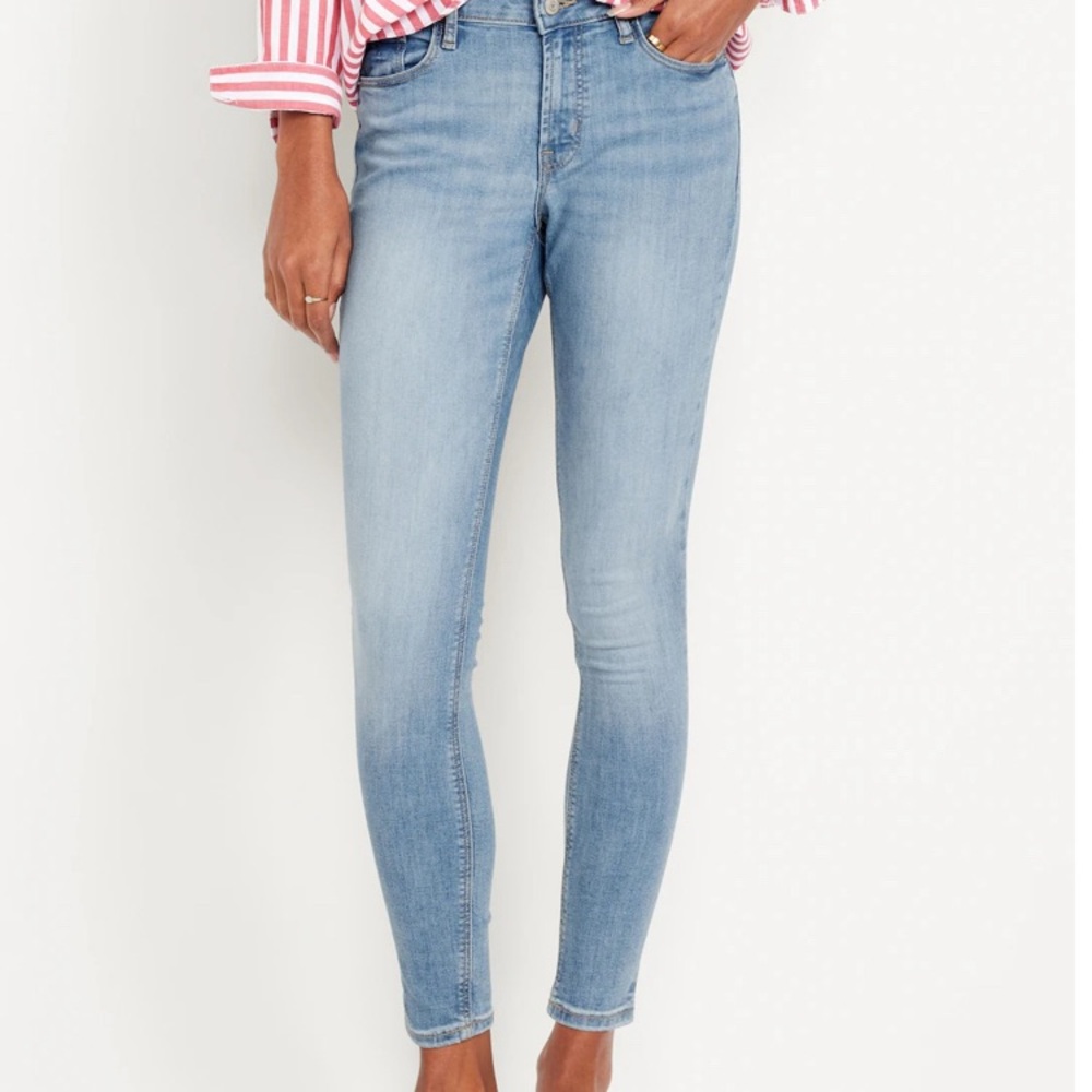 Women’s Old Navy Rockstar Super Skinny Mid Rise Jeans in light wash, size 14